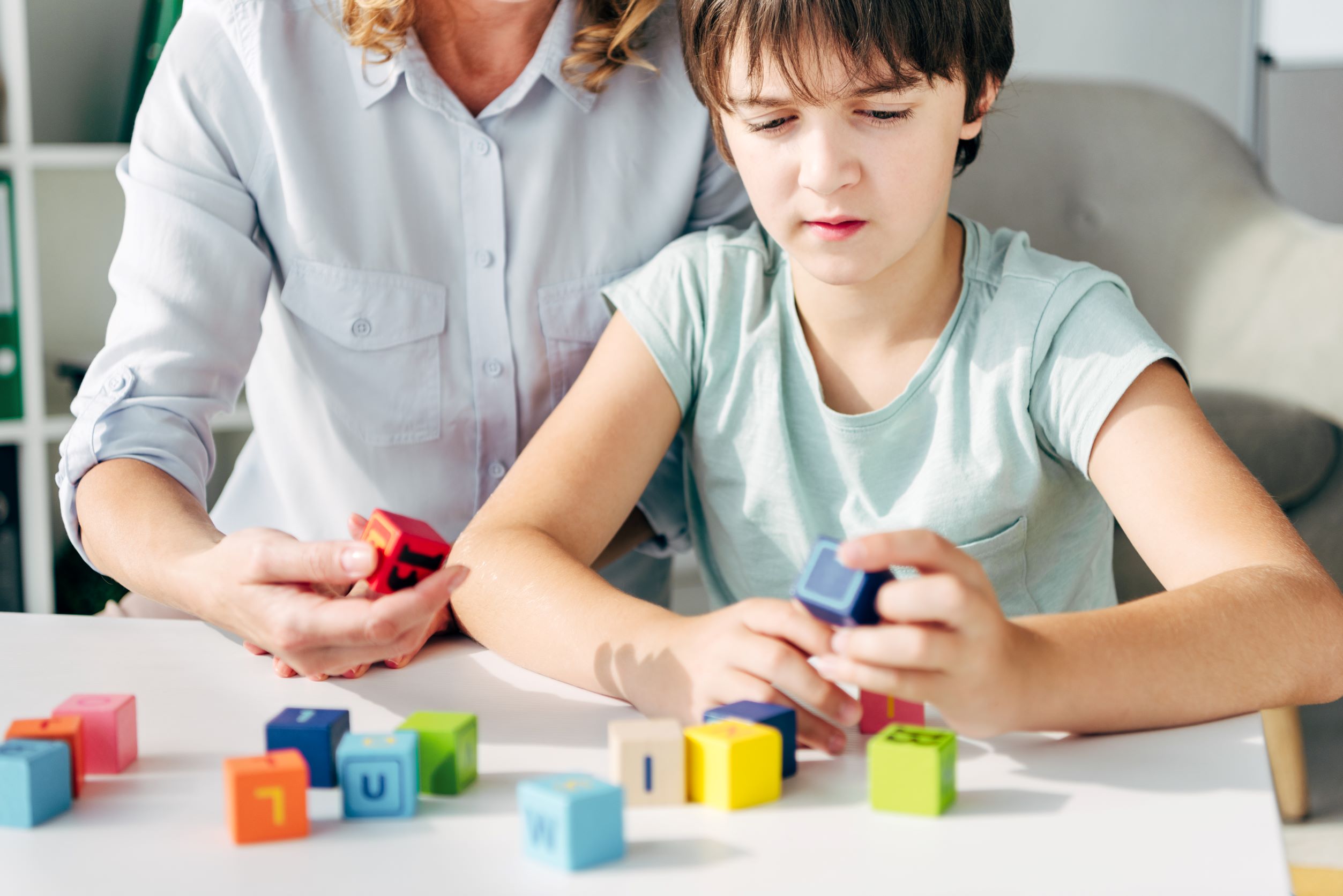 Adulte et enfant utilisant des cubes de couleurs